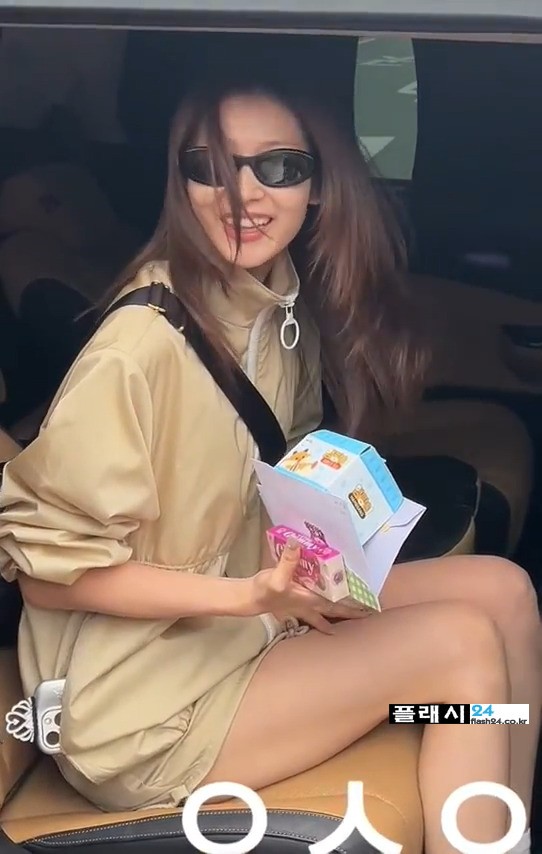 차에서 인사하는 트와이스 사나