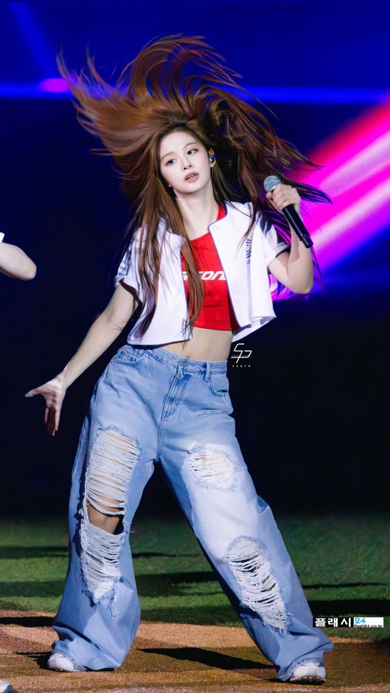 시타하는 청바지 엔믹스 설윤 허리