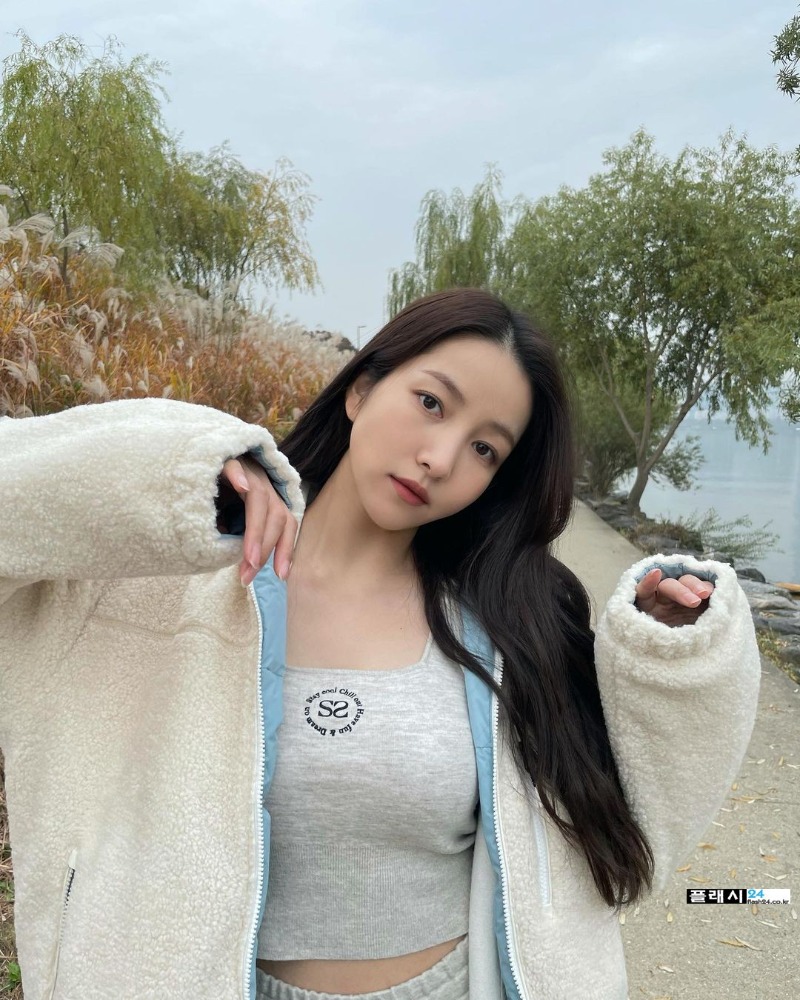 250506-Somi-IG-4.jpg