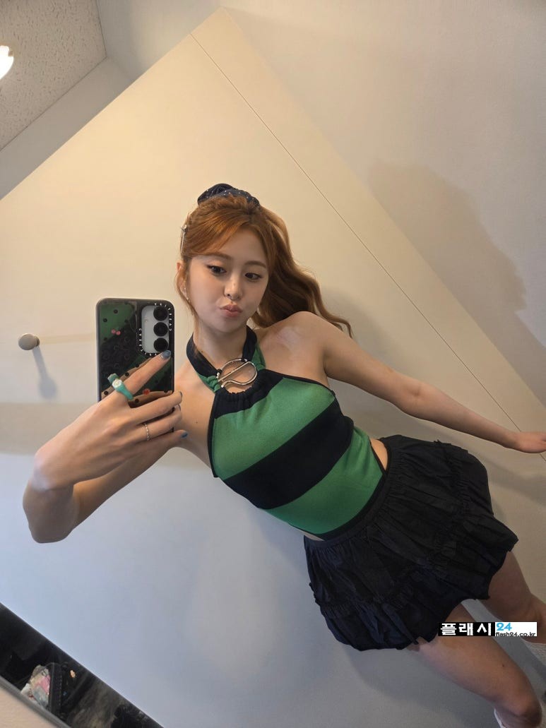 250623-Yunjin-Weverse-DM-3.jpg