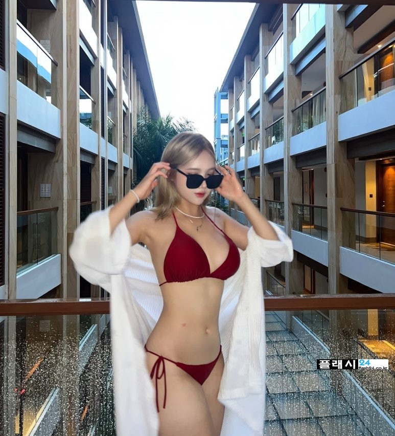 시선을 사로잡는 이진 치어리더, 수영복