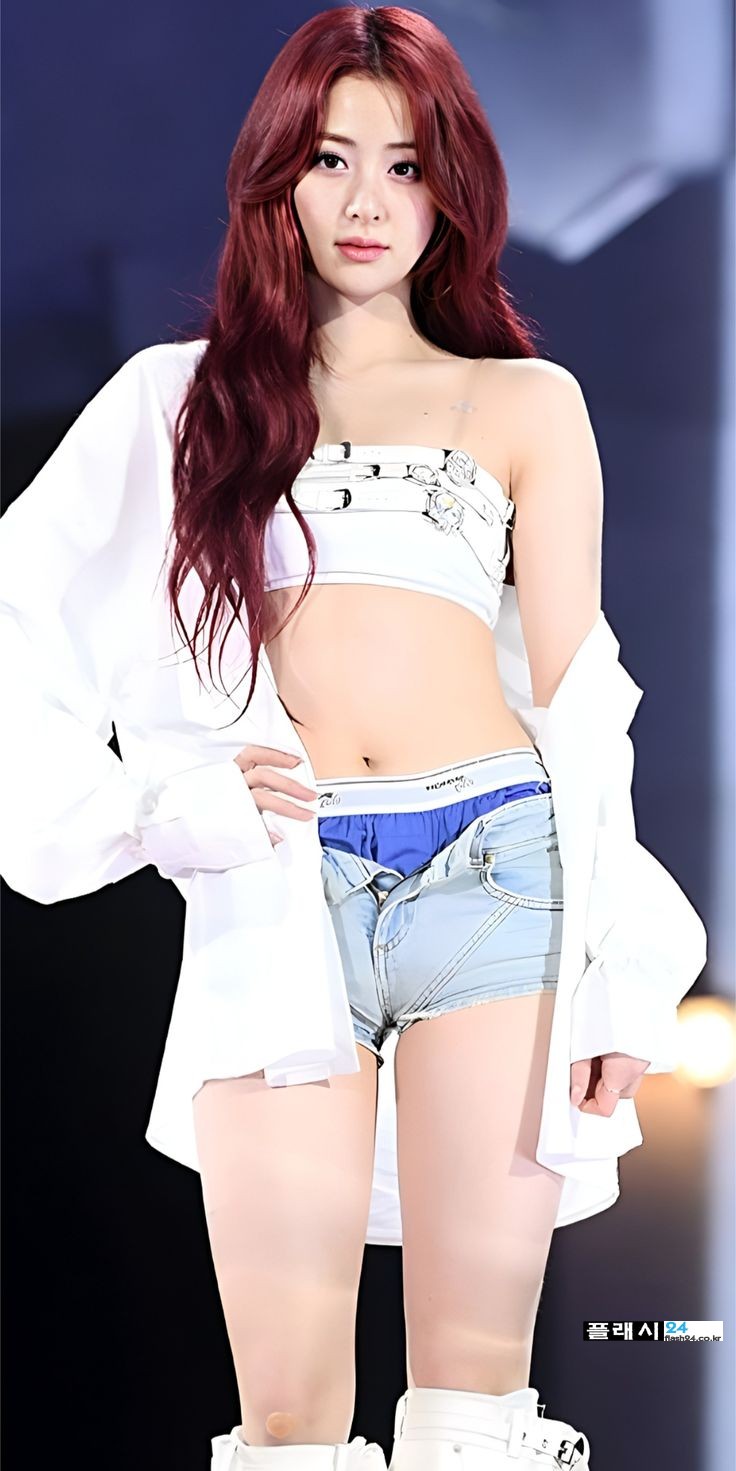 청팬츠단추 풀어버린 르세라핌 허윤진