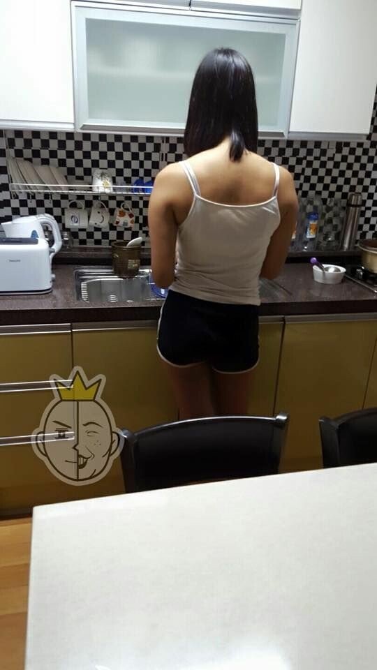 여자 고등학생의 숨막히는 뒷태