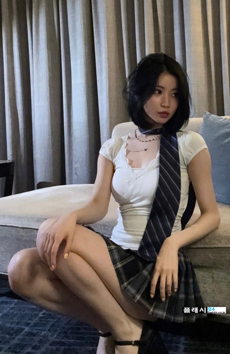 쪼그려 앉은 베이비몬스터 아사
