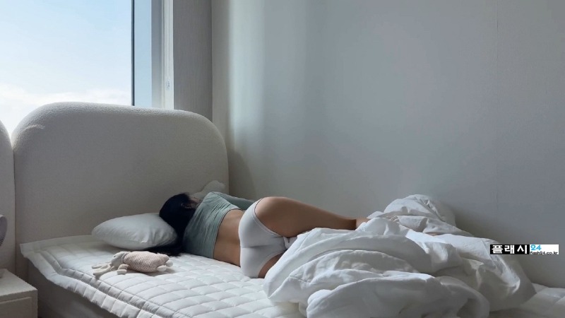 늦 잠자는 서아 언더웨어