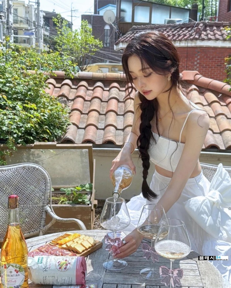 song-ji-ah-single-inferno-v0-wrnqk7fynwxe1 (2).jpg