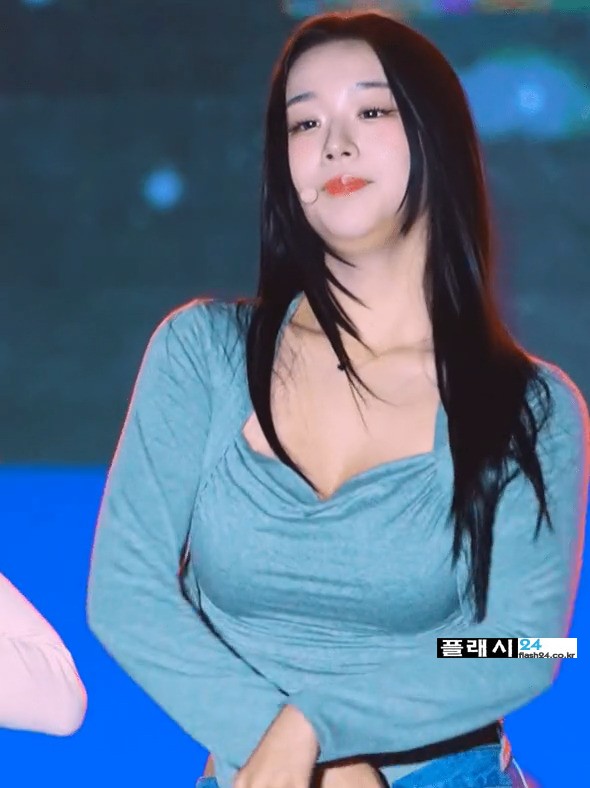 중력을 못 이기는 트리플에스 김채연 티셔츠
