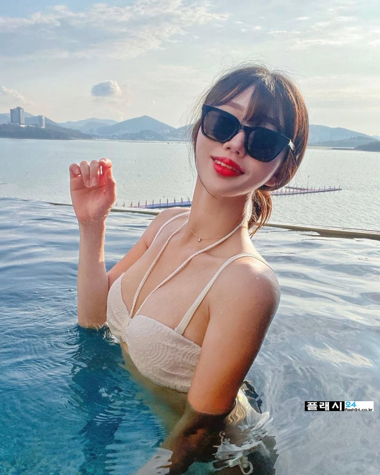 치어리더 조다정 호텔 수영장