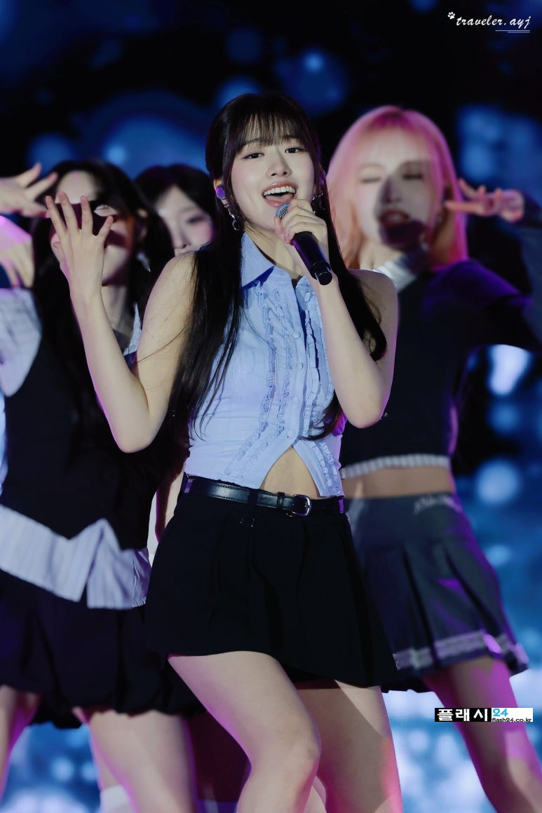 요즘 딱 어울리는 아이브 안유진 치마에 민소매