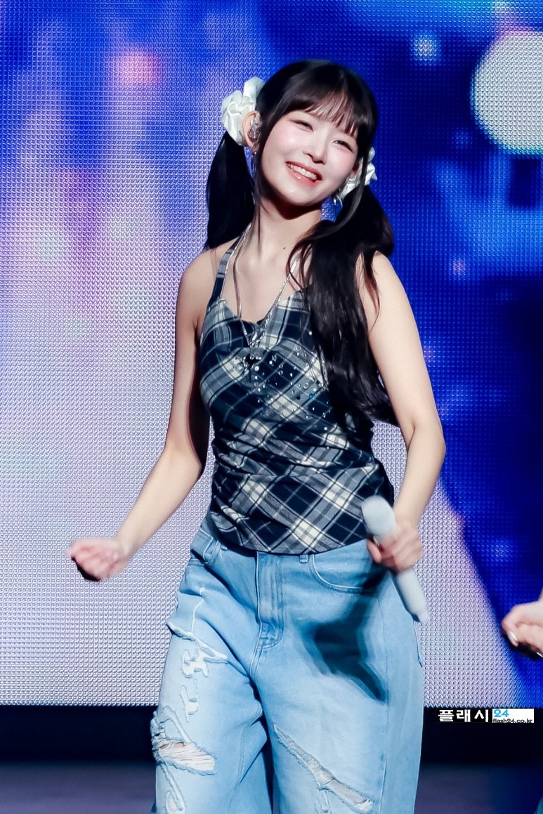 아이브 레이 청바지에 체크 나시티