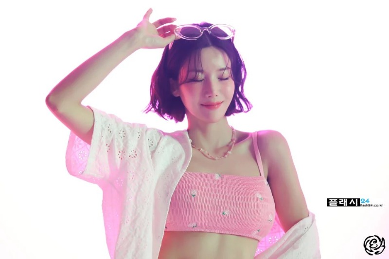 권은비 수영복 상체 위주