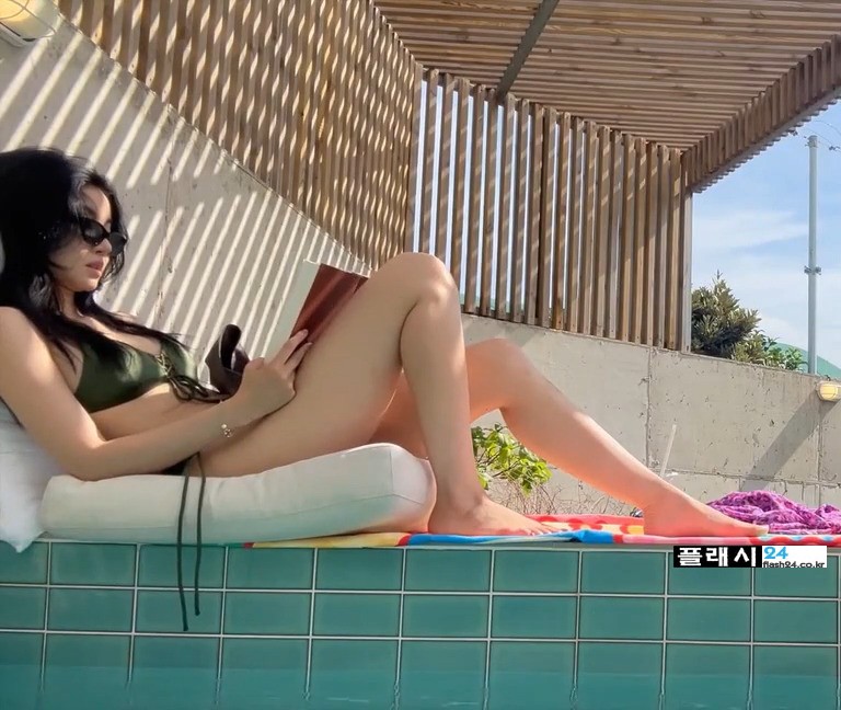 수영복입고 책보는 황승언