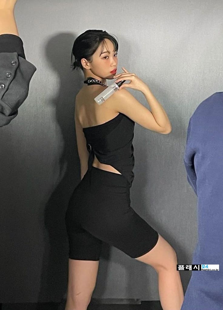르세라핌 김채원이 업어준 바이커쇼츠