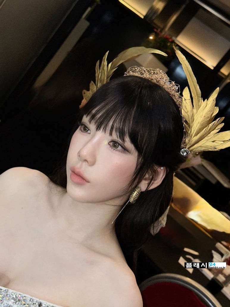 태연 살짝 들뜬 드레스 셀카