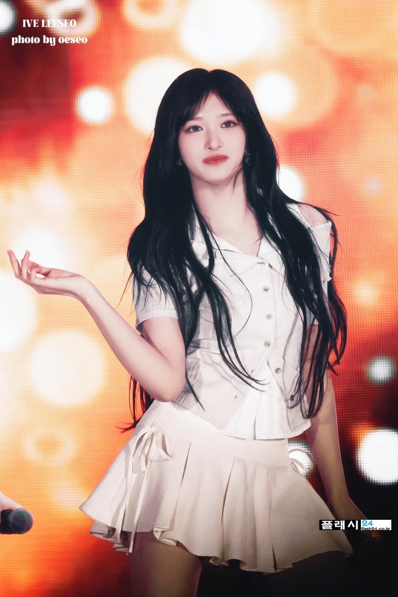 250504-Leeseo-at-LIV-Golf-Korea-Concert-8.jpg