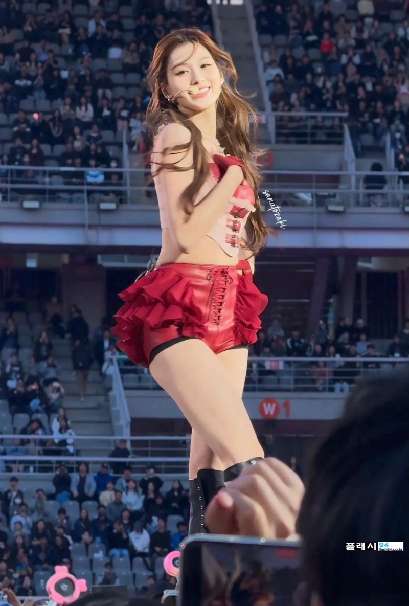 세일러복 무대오른 트와이스 사나