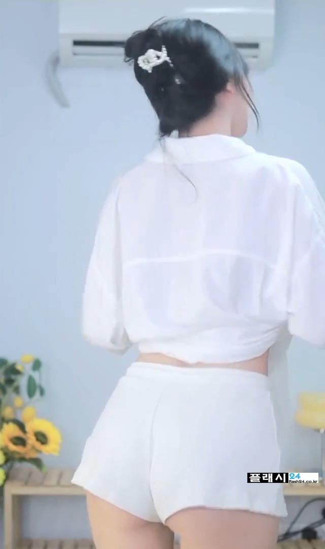 화이트 셔츠 걷어 올린 bj 이아린