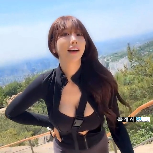 더운 날 등산하는 그릴래영