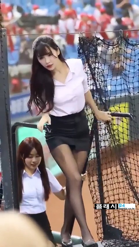 입장하는 대만 치어리더 오피스룩