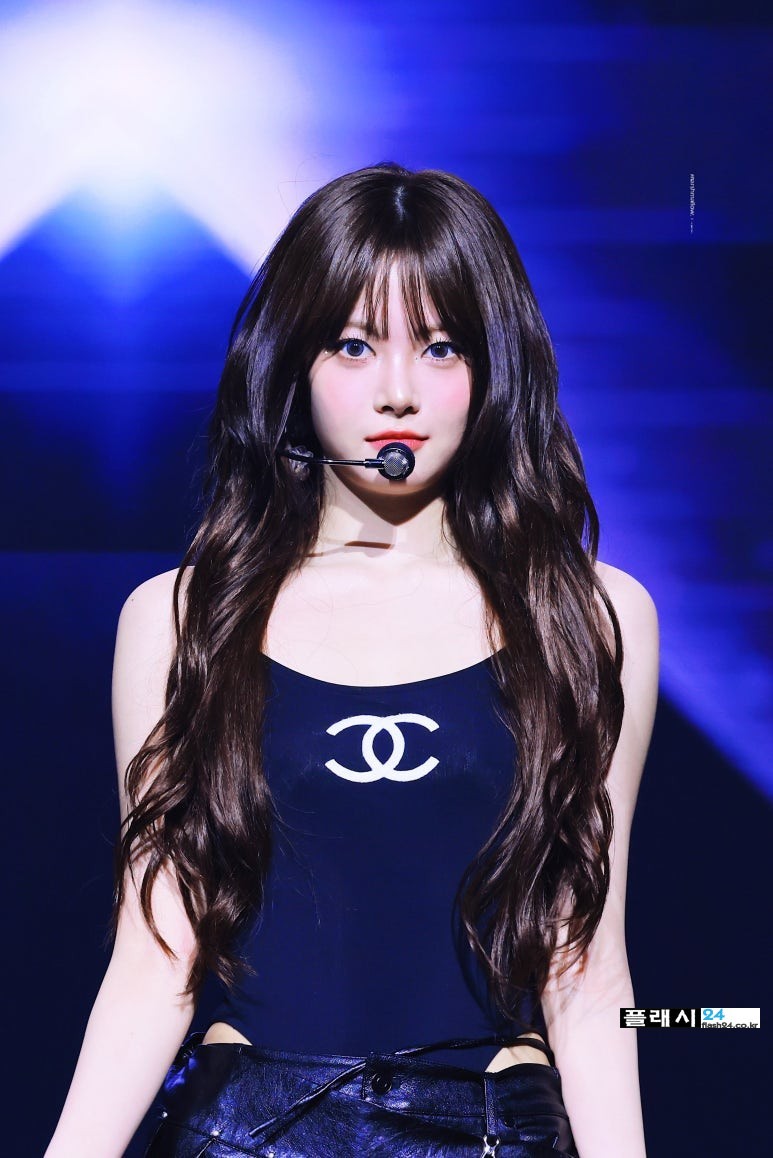 르세라핌 홍은채 가죽 팬츠
