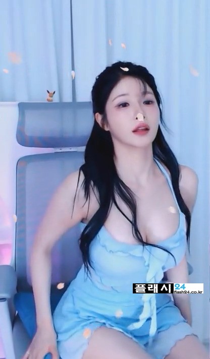 자세 고쳐 앉은 세경의 허벅지