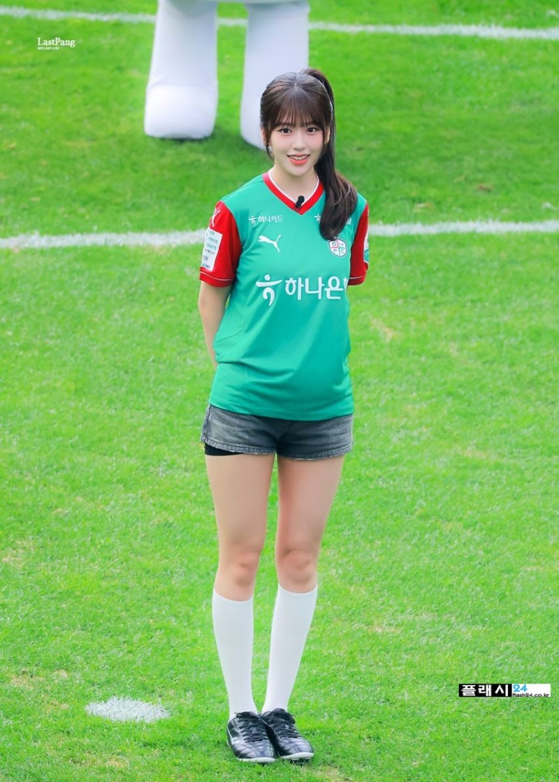 시축하는 아이브 안유진 청팬츠 허벅지