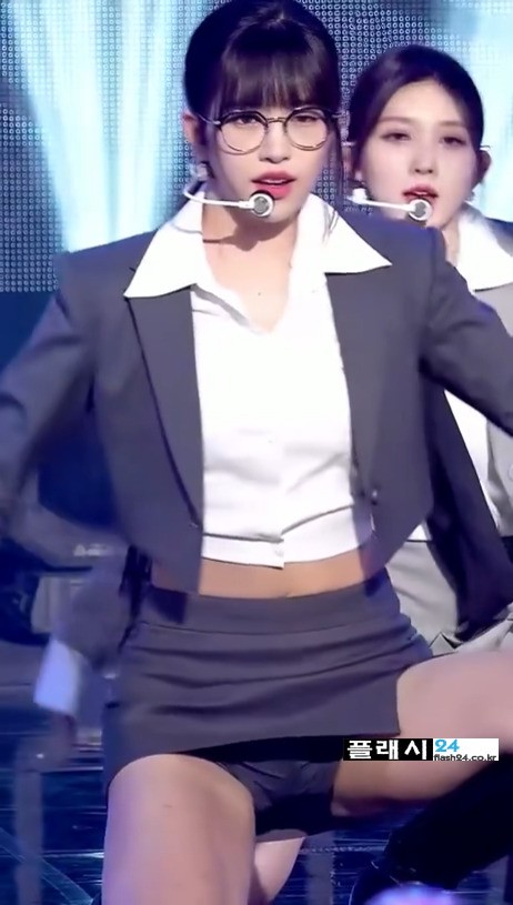 오피스룩 입고 쩍벌하는 아이브 안유진