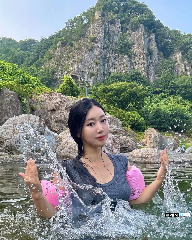 등산을 즐기는 산타은지