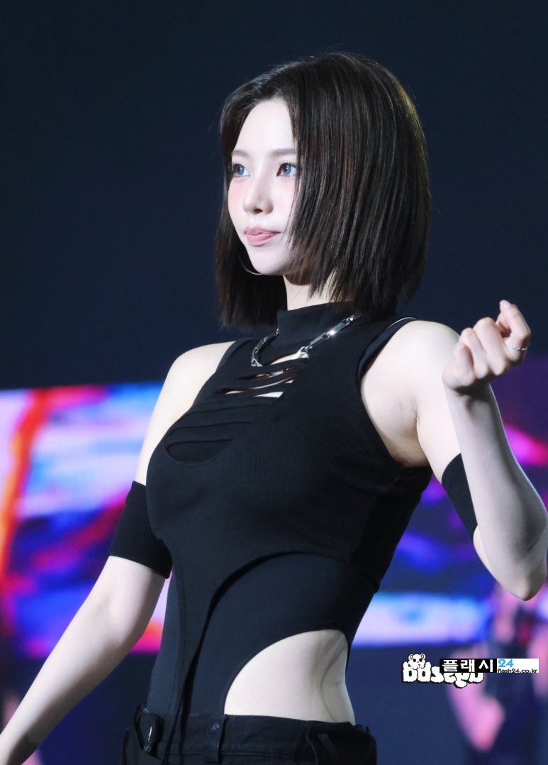 250427-Karina-at-2025-UTO-FEST-GIRLS-in-BangKok-7.jpg