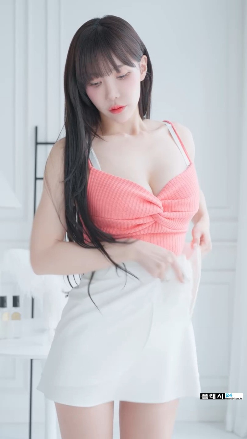 출근 준비하는 겨우디 오피스룩