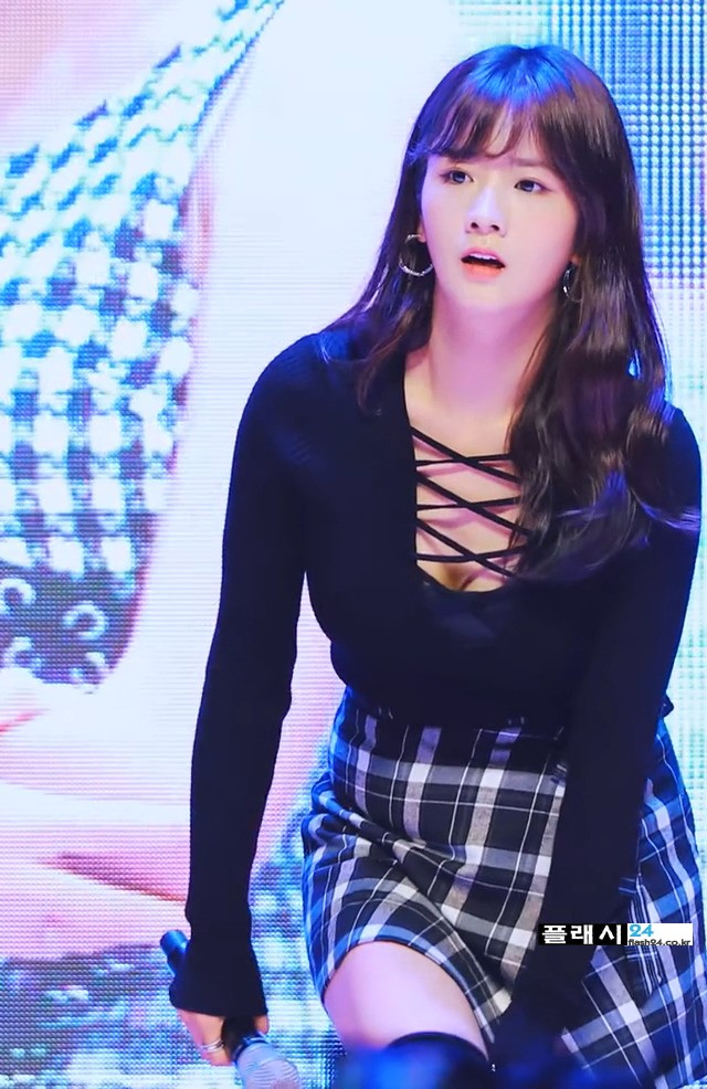 검정 니삭스 만지다가 방심한 에이핑크 윤보미