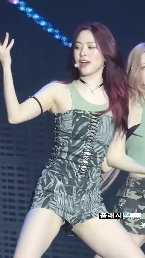 팬츠 입고 쩍벌하는 ITZY 류진 내전근