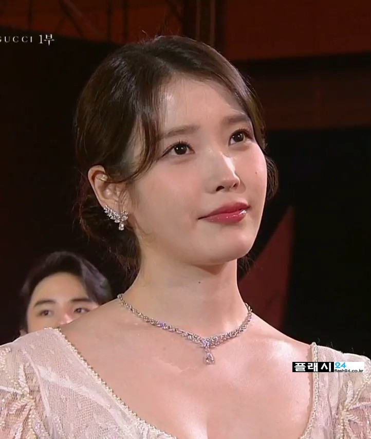 순백의 드레스 자태 뽐내는 백상 아이유