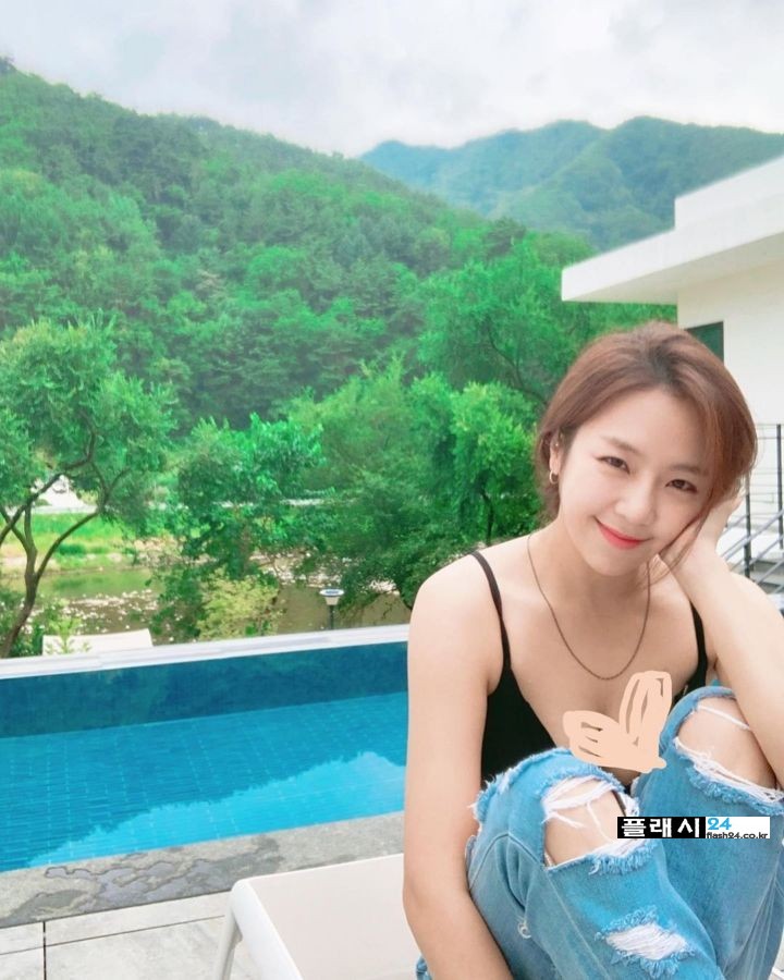 예원이 란제리 같은 블랙 수영복