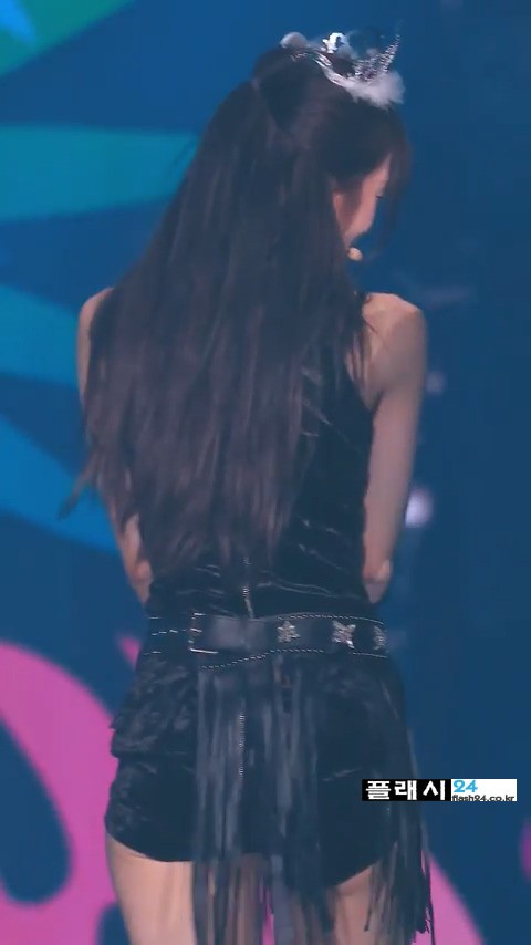 살짝 접히는 오마이걸 아린 뒤태