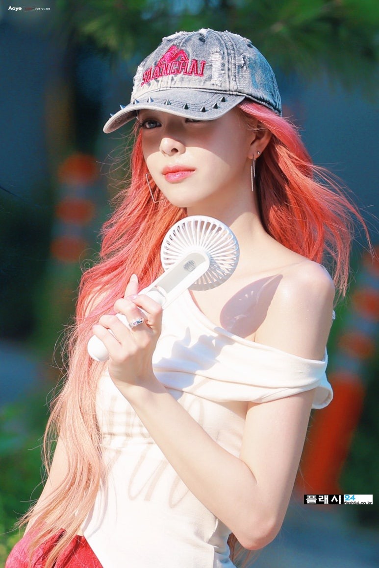있지 유나 옷차림 시원시원하다