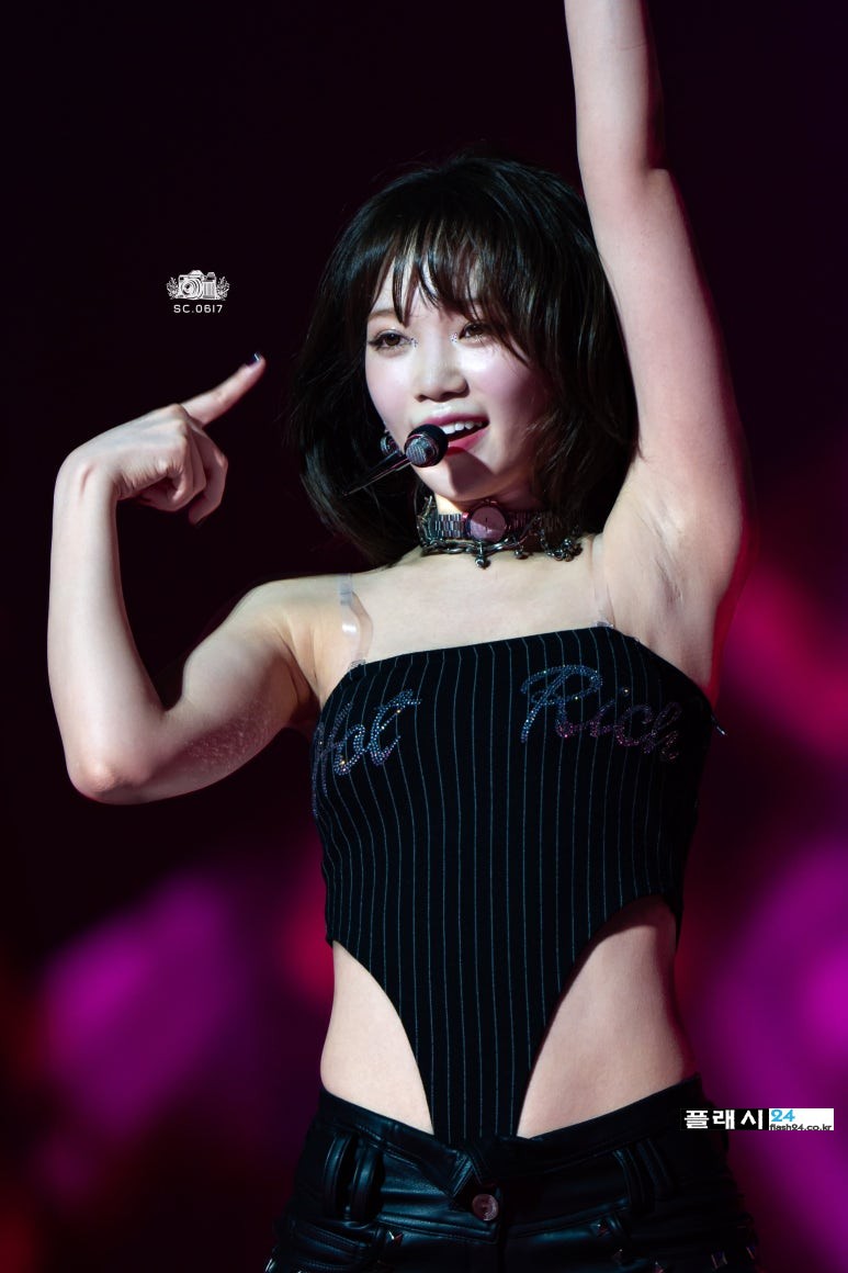 250419-Chaewon-at-EASY_CRAZY_HOT-Concert-D1-8.jpg