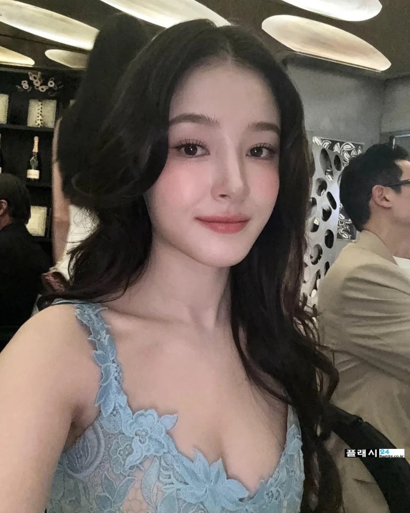 모모랜드 낸시 드레스 옆태