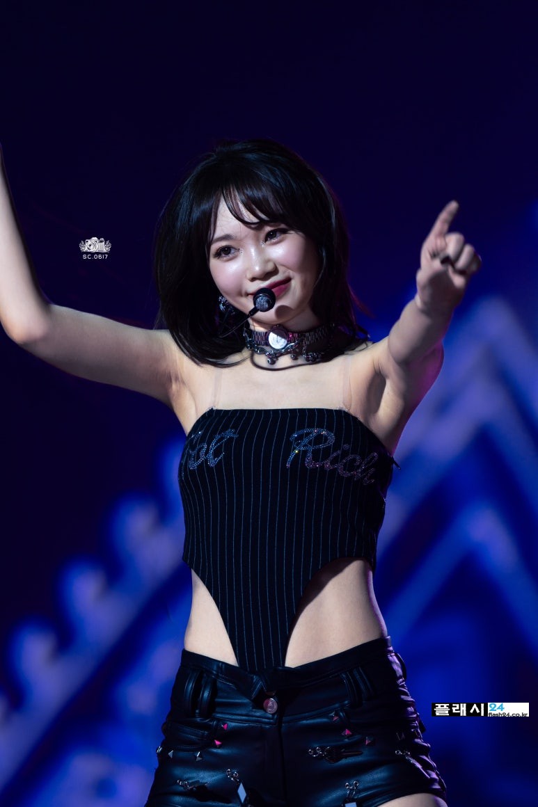 250419-Chaewon-at-EASY_CRAZY_HOT-Concert-D1-9.jpg