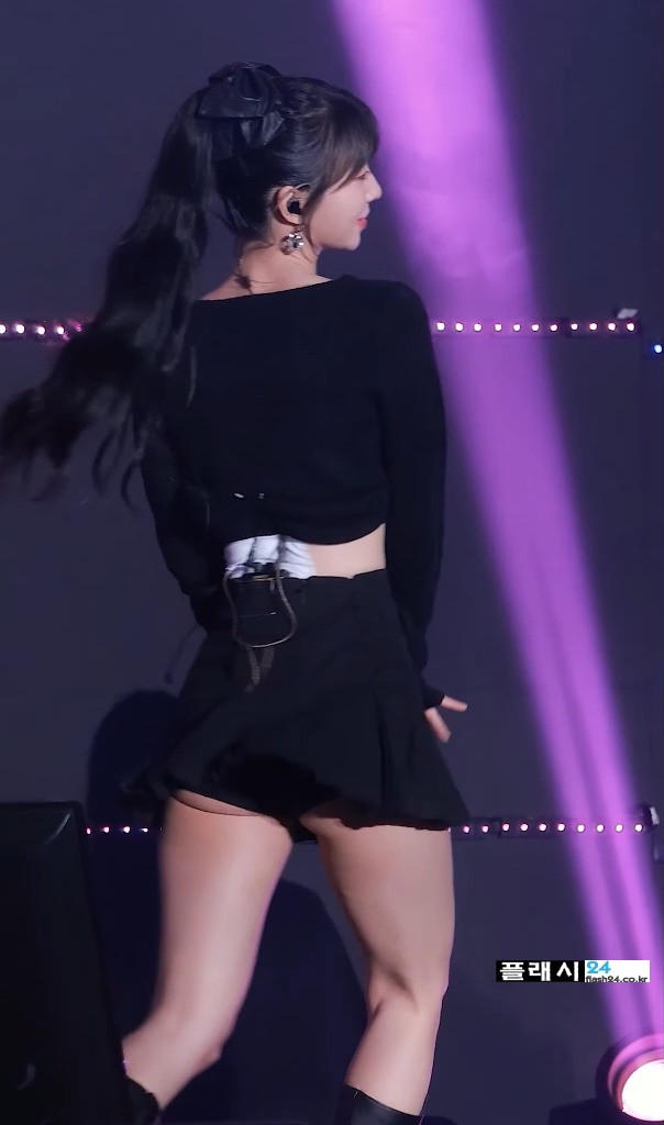 오마이걸 유빈 은근 살집있는 뒤태