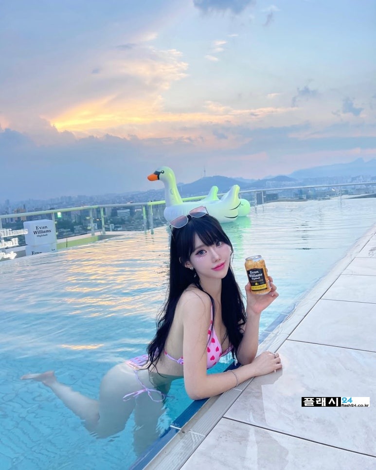 레이싱 모델 도블리 도유리 핑크 하트 수영복
