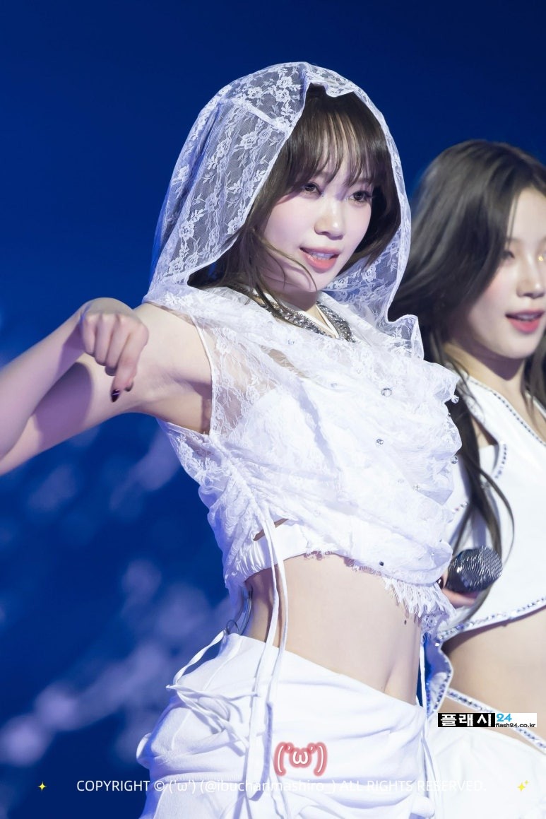 250419-Chaewon-at-EASY_CRAZY_HOT-Concert-D1-15.jpg