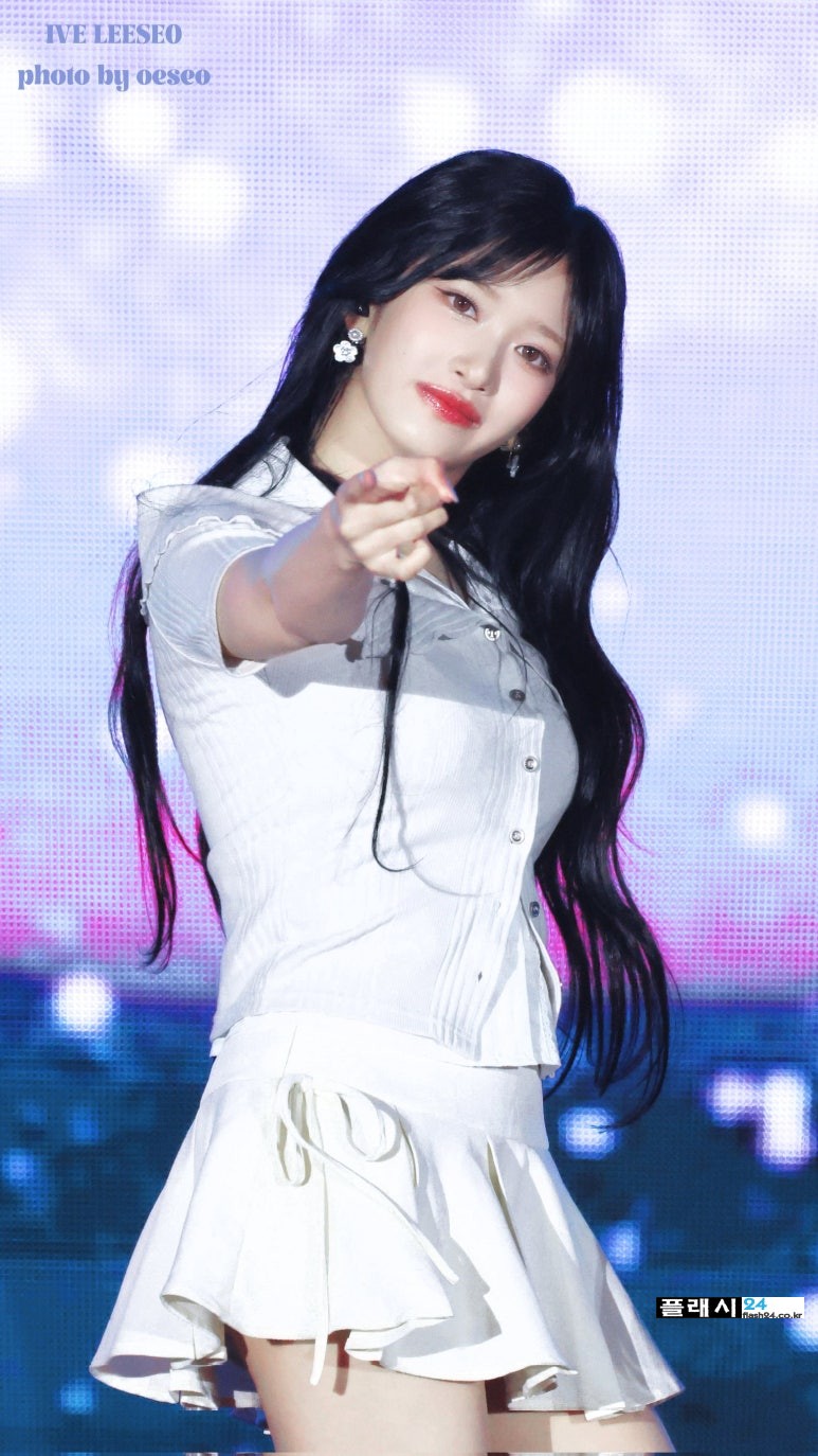 250504-Leeseo-at-LIV-Golf-Korea-Concert-6.jpg