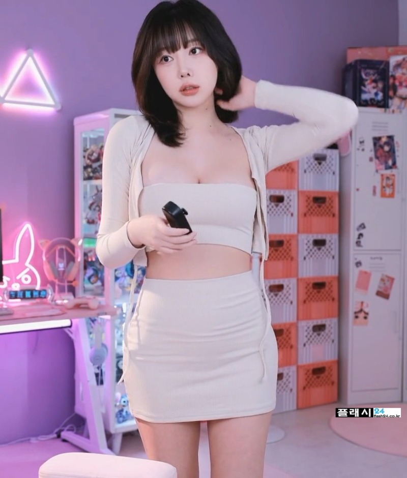 BJ 박하악 튜브탑 오피스룩