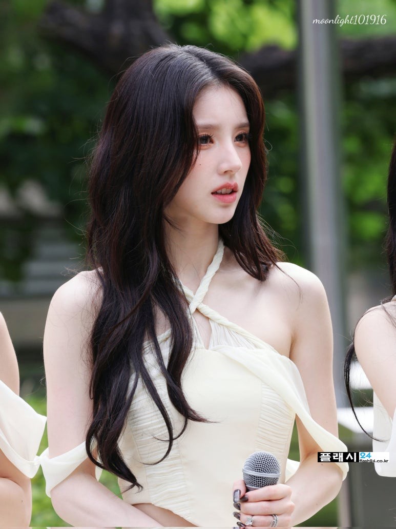 250614-Heejin-at-Music-Core-MiniFanmeeting-5.jpg