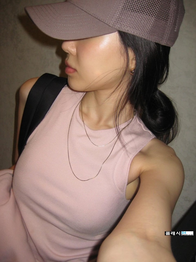 손나은 봉긋한 핑크 트레이닝복