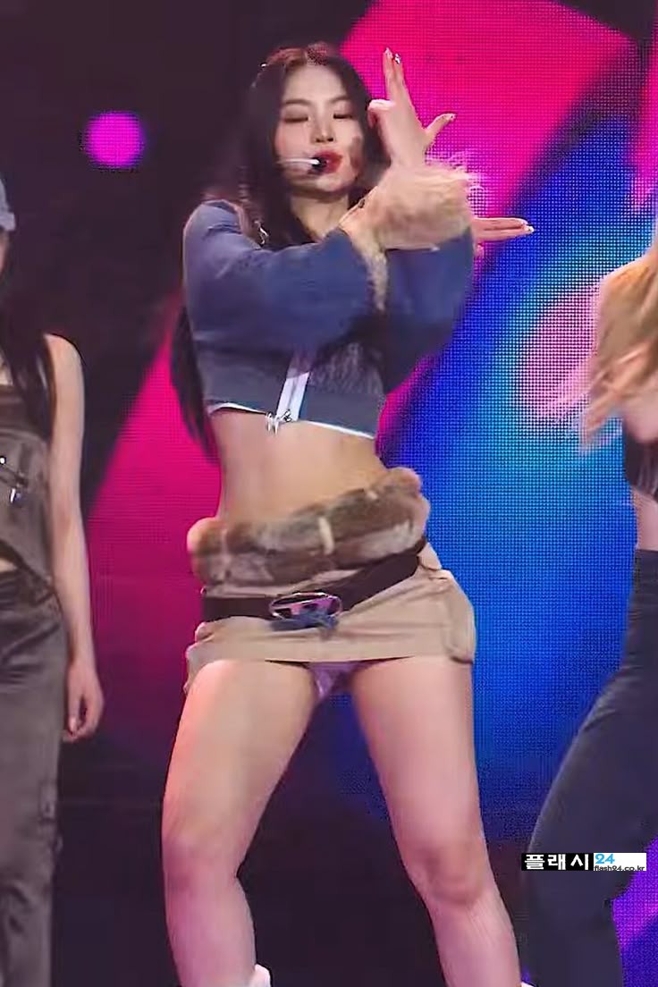 스테이씨 아이사 너무 짧은 치마길이