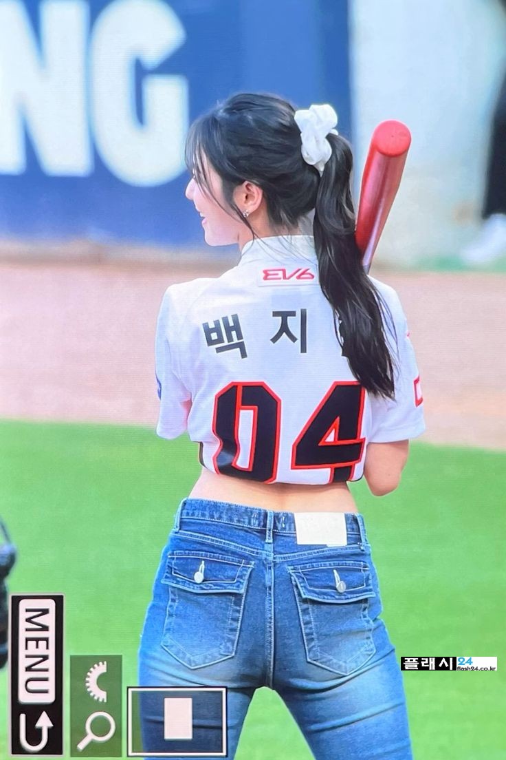 시타하는 프로미스나인 백지헌 청바지