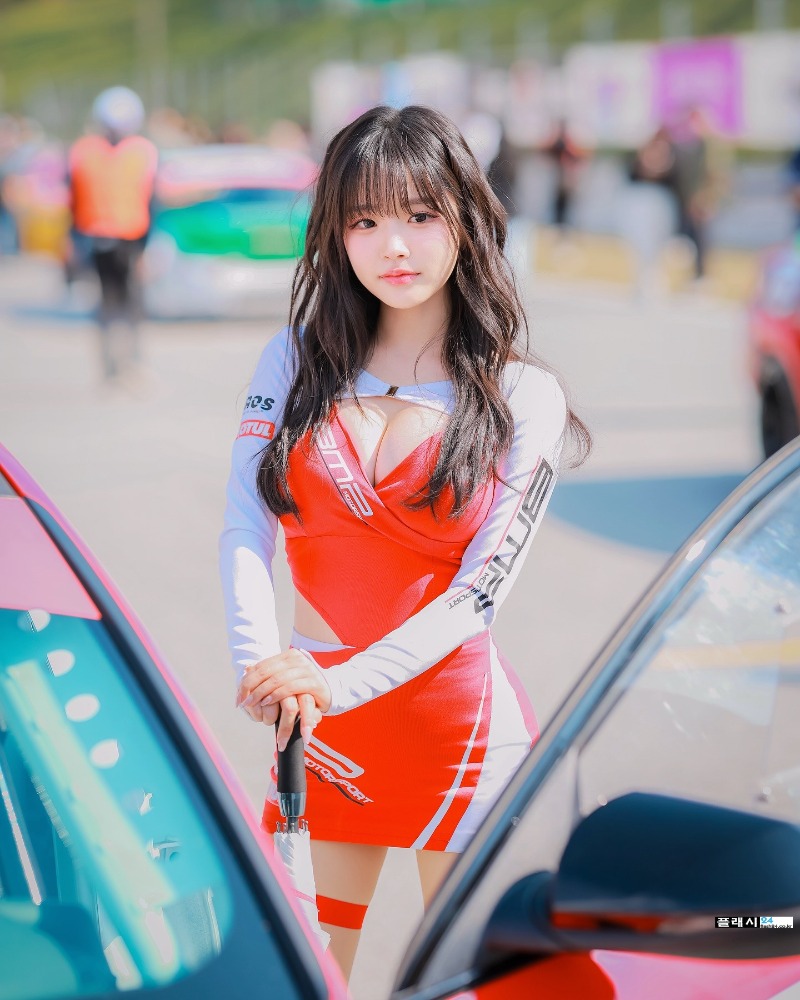 스트리머 겸 레이싱 모델 홍딩굴 이 몸매 뭐냐