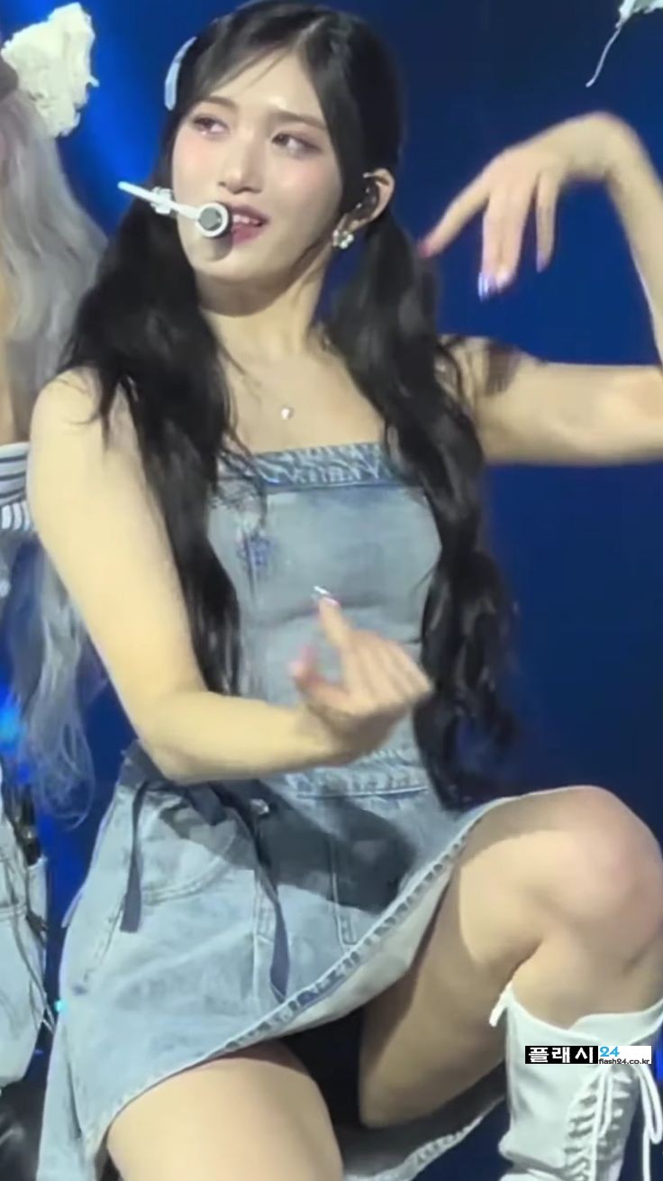 아이브 가을 쩍벌 장난없네